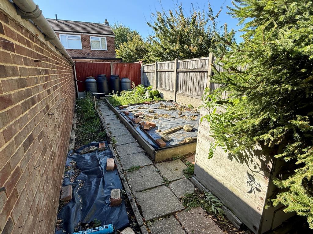 Lot: 178 - THREE-BEDROOM END-TERRACE HOUSE - Additional section of garden to rear